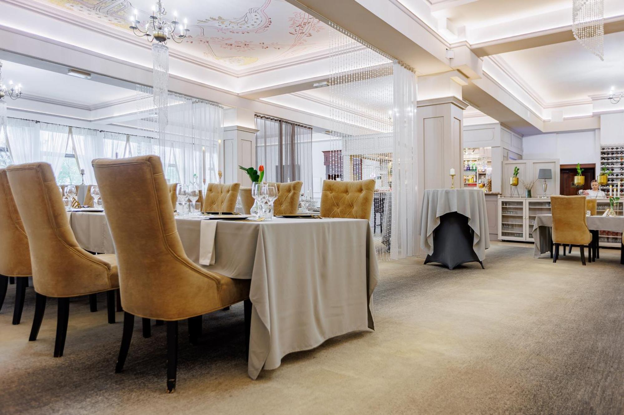 Hotel Cristal Park Dąbrowa Tarnowska エクステリア 写真