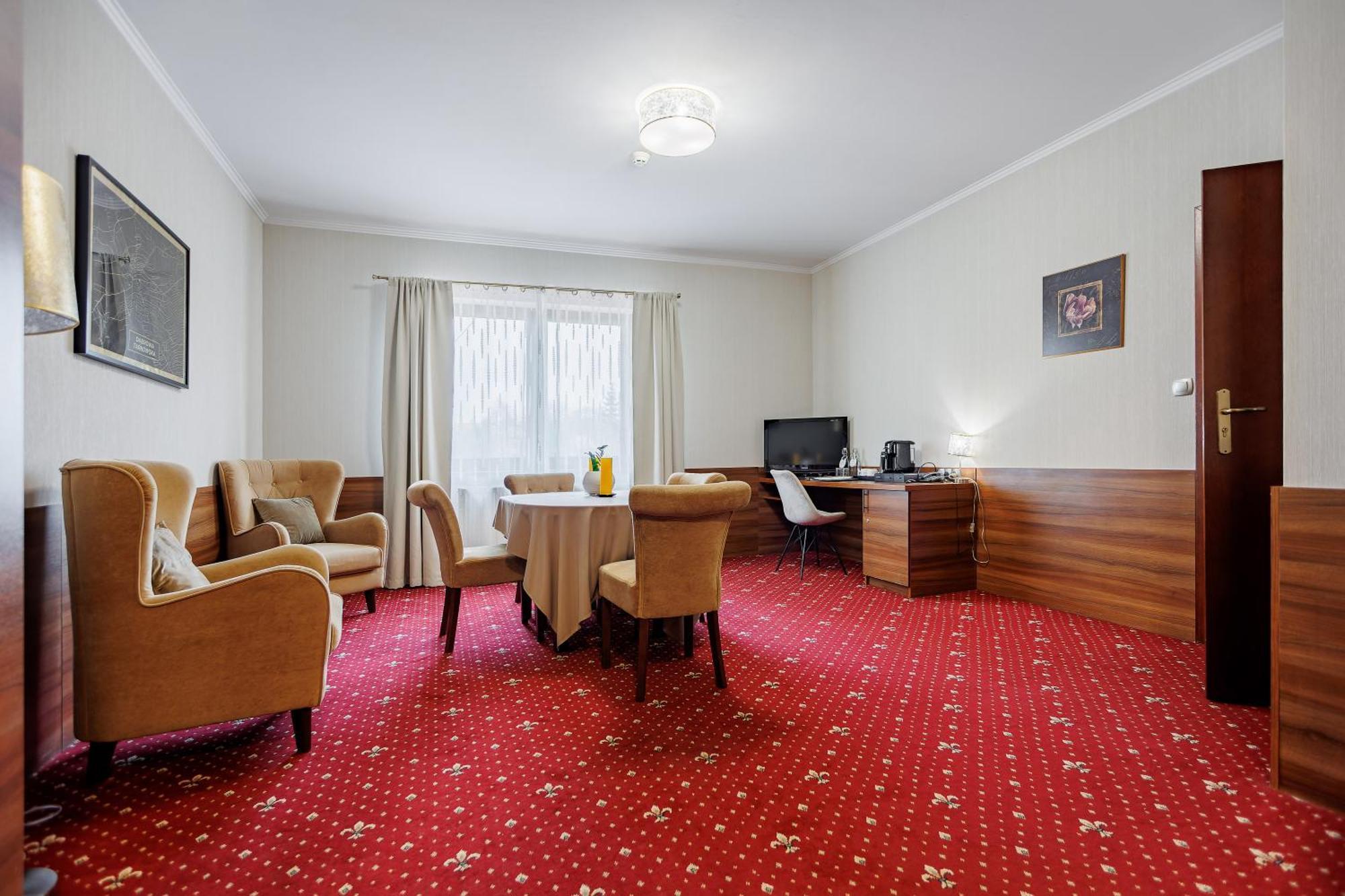 Hotel Cristal Park Dąbrowa Tarnowska エクステリア 写真