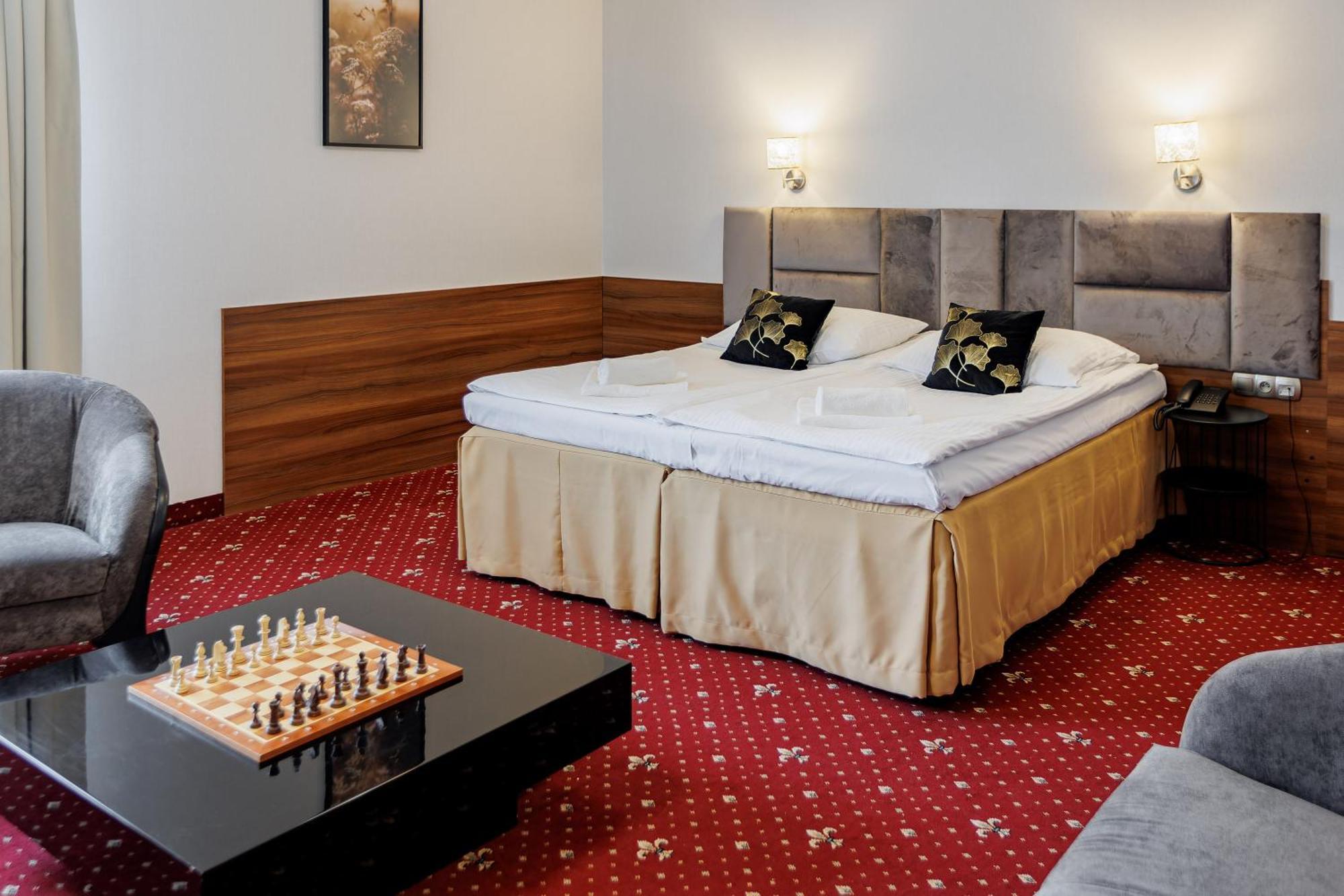 Hotel Cristal Park Dąbrowa Tarnowska エクステリア 写真