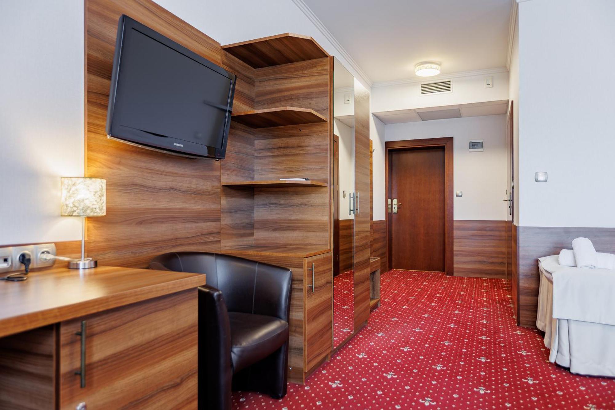 Hotel Cristal Park Dąbrowa Tarnowska エクステリア 写真