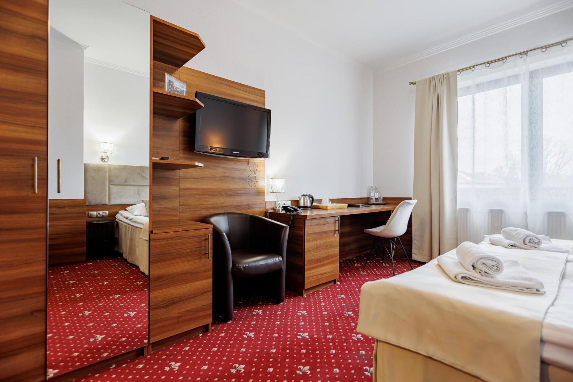 Hotel Cristal Park Dąbrowa Tarnowska エクステリア 写真