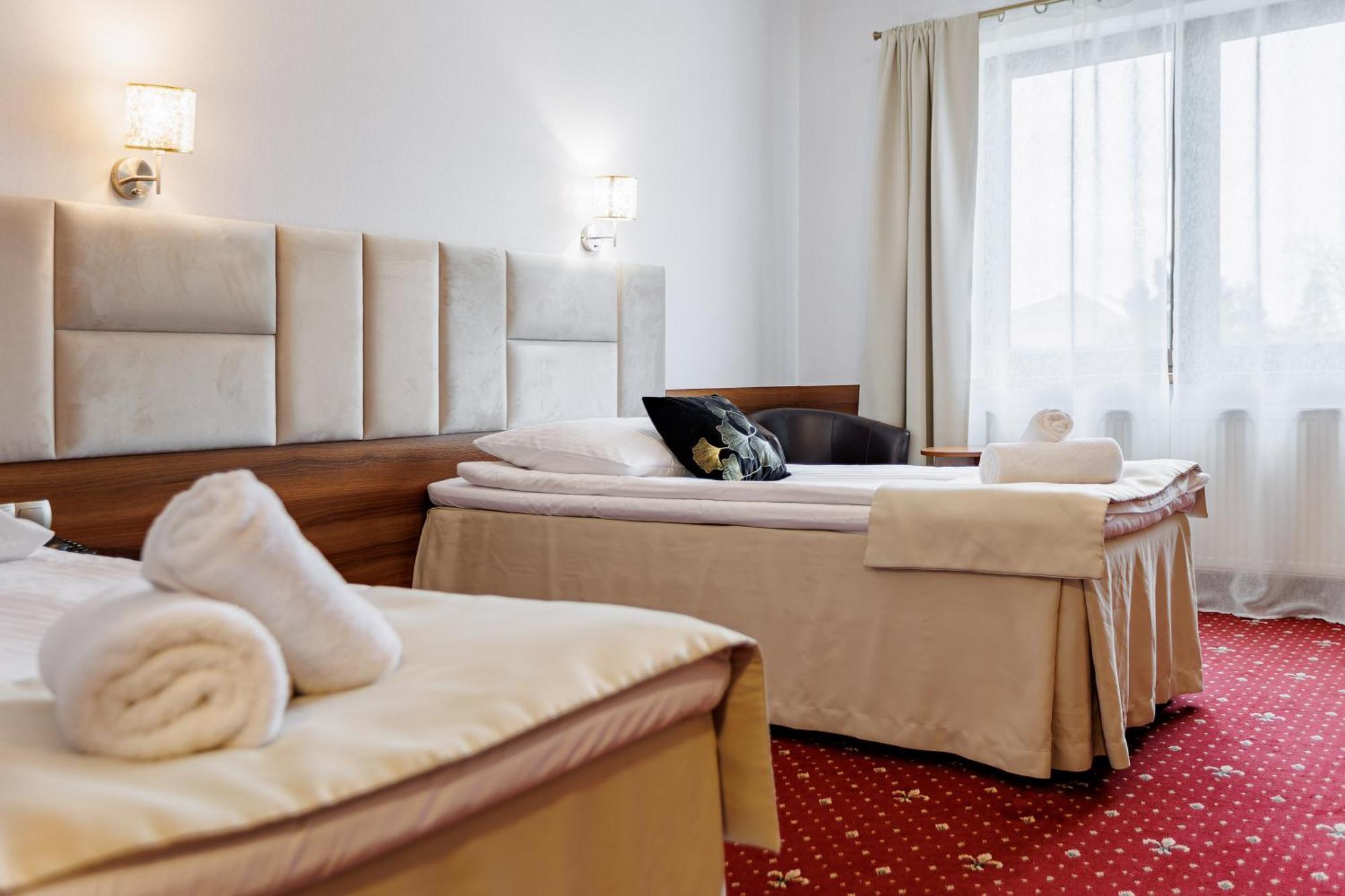 Hotel Cristal Park Dąbrowa Tarnowska エクステリア 写真