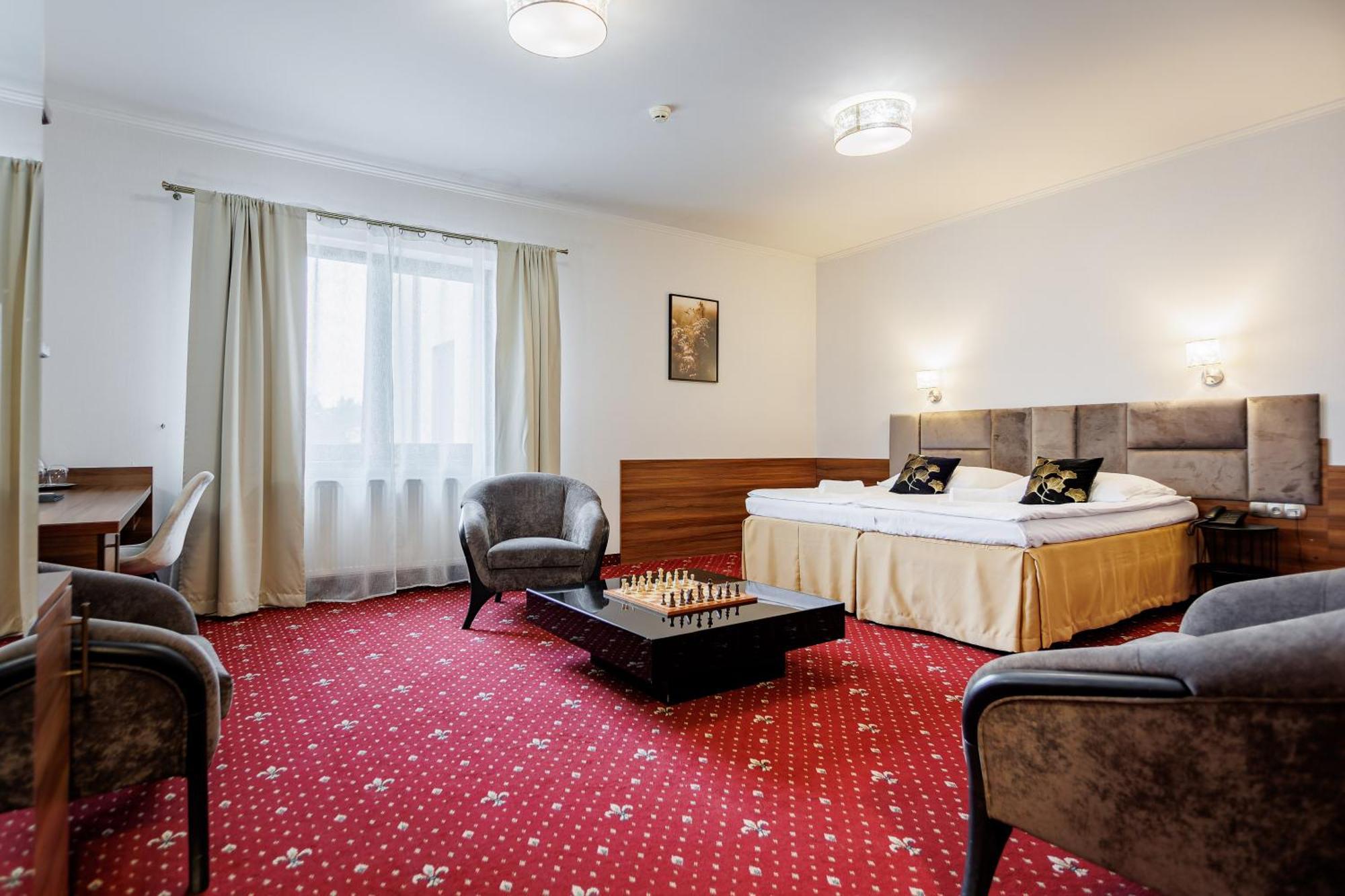 Hotel Cristal Park Dąbrowa Tarnowska エクステリア 写真