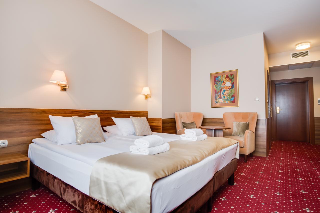 Hotel Cristal Park Dąbrowa Tarnowska エクステリア 写真